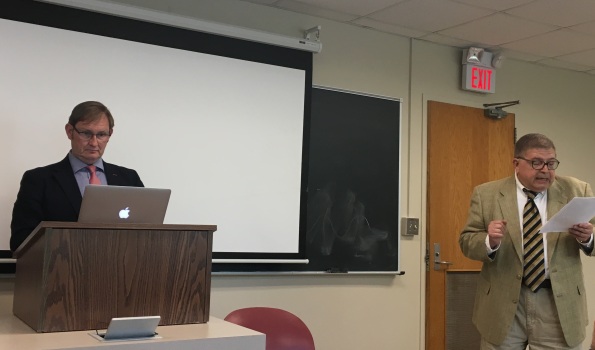 El Dr. Juan Manuel Escudero en la Universidad de Oklahoma, presentado por el Dr. A. Robert Lauer